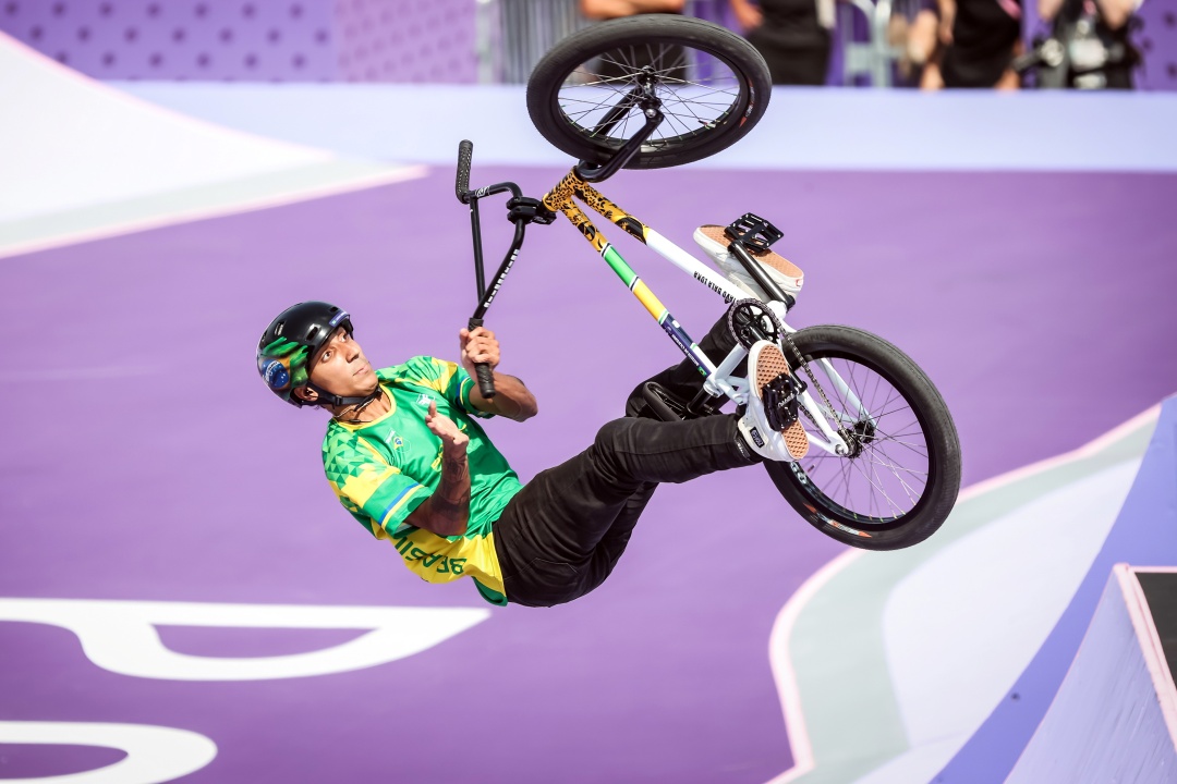 Gustavo Bala Loka apresentou belas manobras no BMX freestyle para ficar com a sexta posição em sua estreia olímpica. Foto: Gaspar Nóbrega/COB