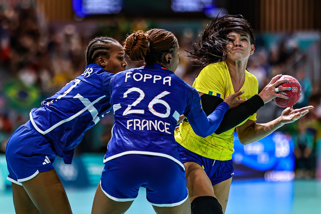 A seleção feminina de handebol perdeu para a  forte equipe da França, mas ainda tem chances de avançar às quartas. Foto: Wander Roberto/COB