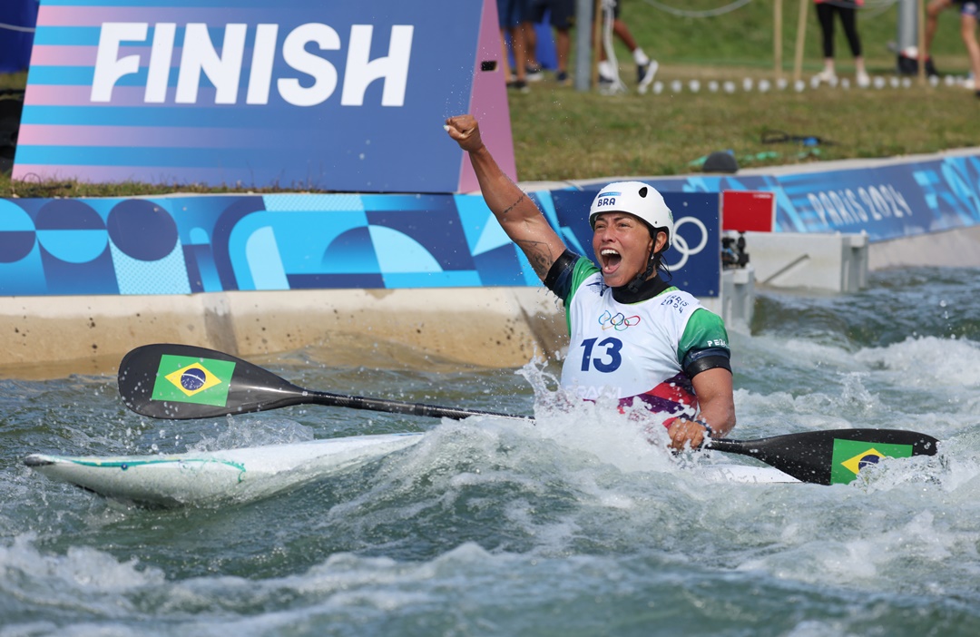 Ana Sátila celebra a performance de excelência: histórica para a canoagem slalom. Foto: Luiza Moraes/COB