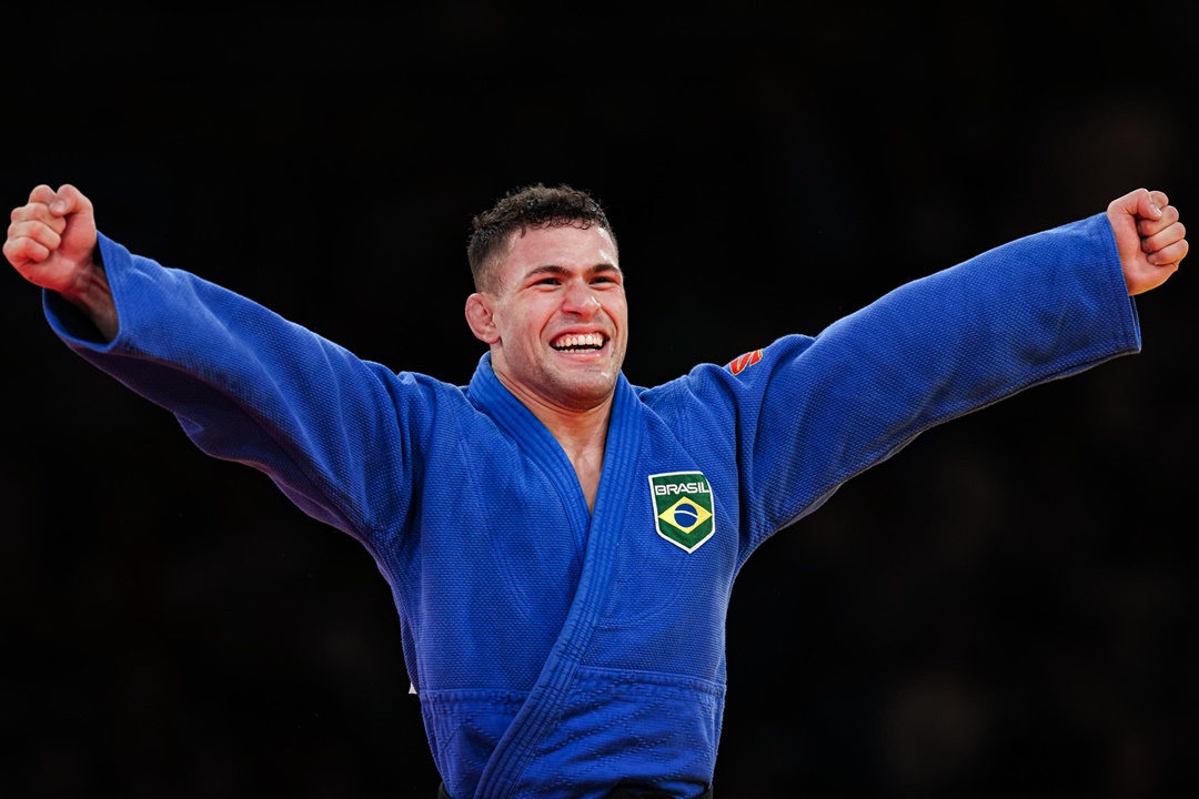 Willian celebra a conquista da prata em Paris, a 26ª medalha da história do judô brasileiro. Foto: Wander Roberto/COB