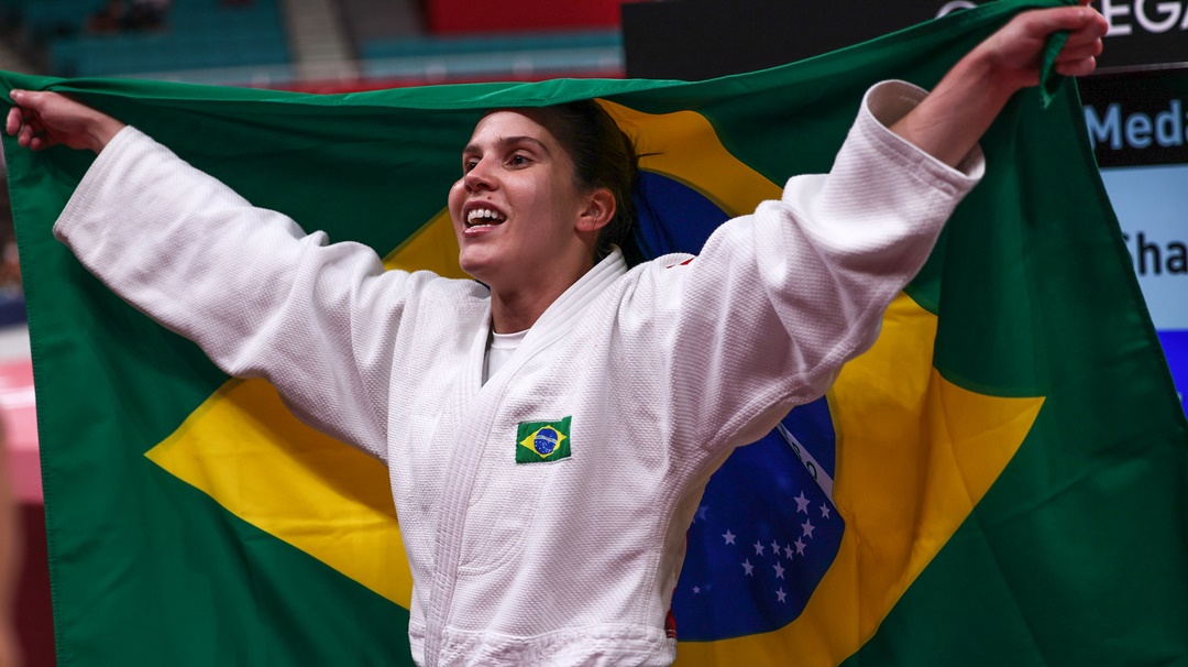 Alana Maldonado defende em Paris o ouro conquistado em Tóquio, o primeiro de uma judoca brasileira. Foto: Matsui Mikihito/CPB