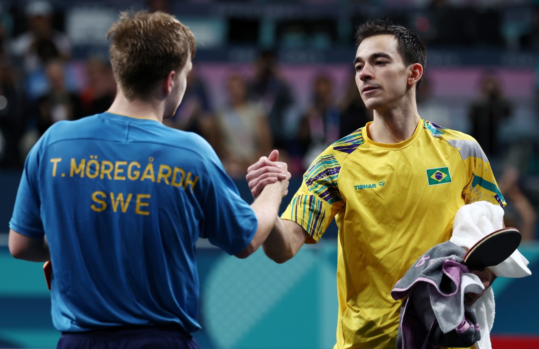 Calderano cumprimenta o sueco: agora a batalha é pelo bronze, medalha que seria inédita para o tênis de mesa. Foto: Luiza Moraes/COB