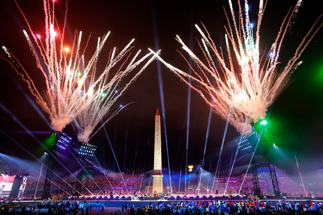 Festa na Praça da Concórdia no fim da cerimônia de abertura. Foto: frame de vídeo