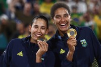 Dia de pódio completo: ouro no vôlei de praia, prata na canoagem e bronze no atletismo