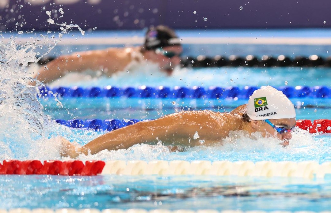 Gabriel Bandeira durante a prova dos 200m borboleta da Classe S13: bronze. Foto: Alexandre Schneider/CPB