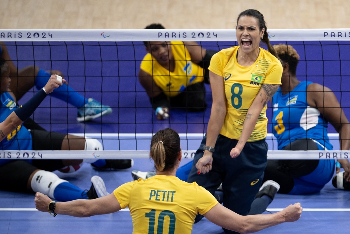 Meninas do Brasil celebram a vitória sobre Ruanda na estreia do vôlei sentado. Foto: Douglas Magno/CPB