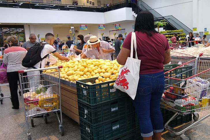 Compras de alimentos em supermercado