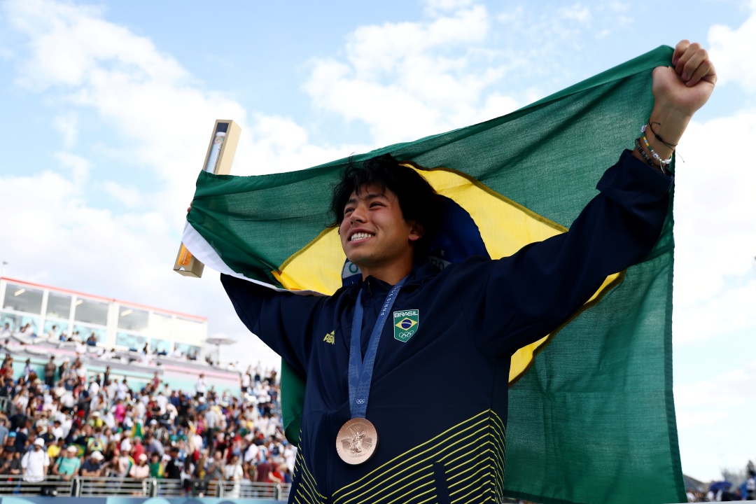 Japinha com a medalha e a bandeira do Brasil no pódio: consistência. Foto: Luiza Moraes / COB