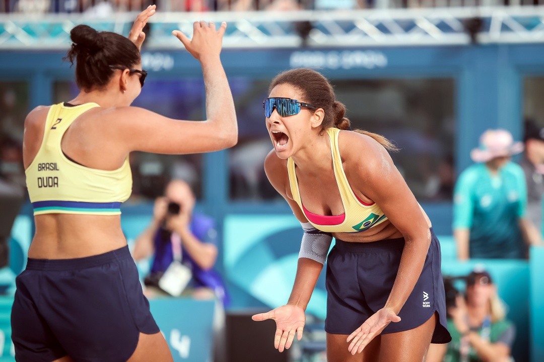 Duda e Ana Patrícia celebram a vaga na semifinal olímpica. Foto: Gaspar Nobrega/COB