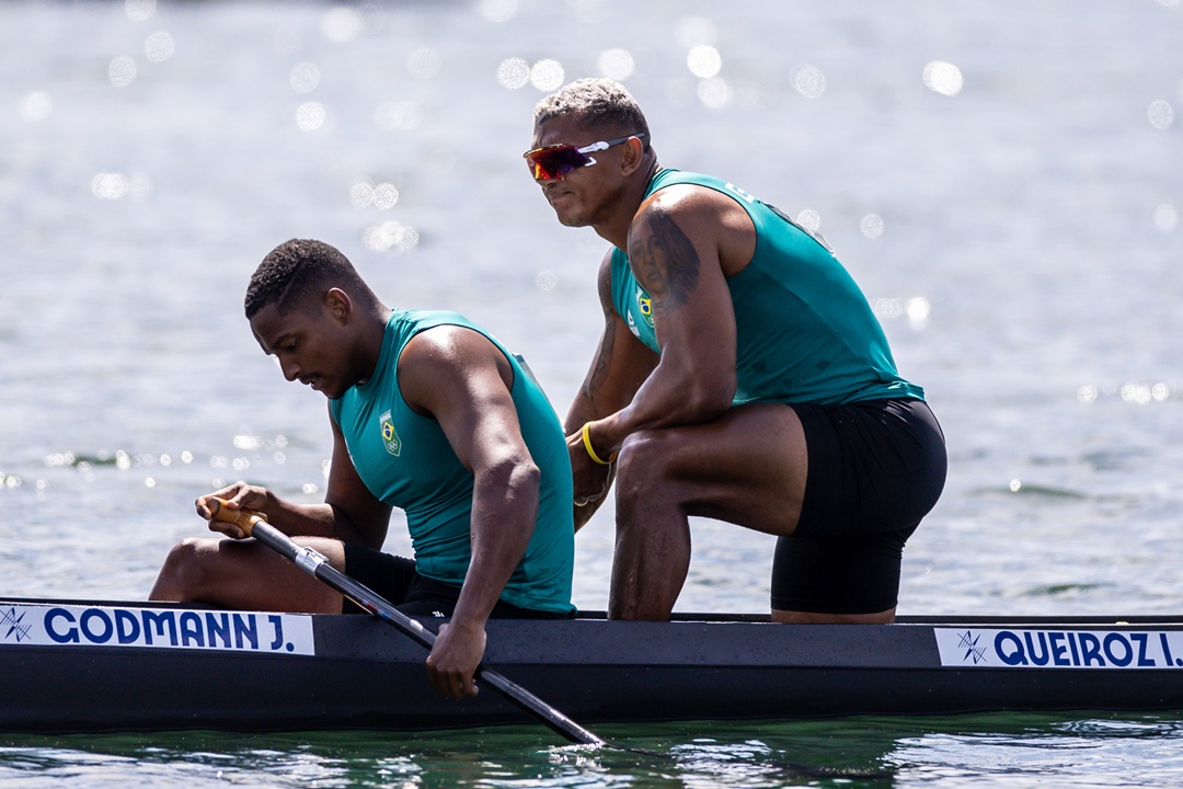 Jacky Godmann e Isaquias Queiroz lamentam a performance na final da C2 500m. Foto: Miriam Jeske/COB	