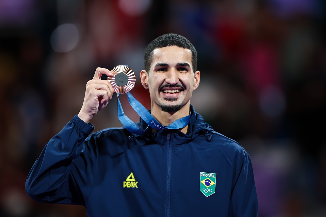 Netinho com a medalha conquistada em Paris: redenção. Foto: Wander Roberto / COB