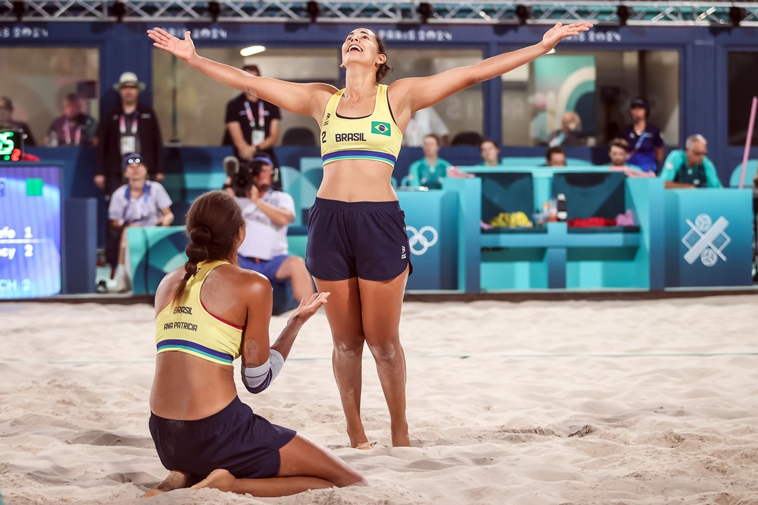 Ana Patrícia e Duda comemoram a dura classificação para a final olímpica no vôlei de praia. Foto: Gaspar Nobrega/COB