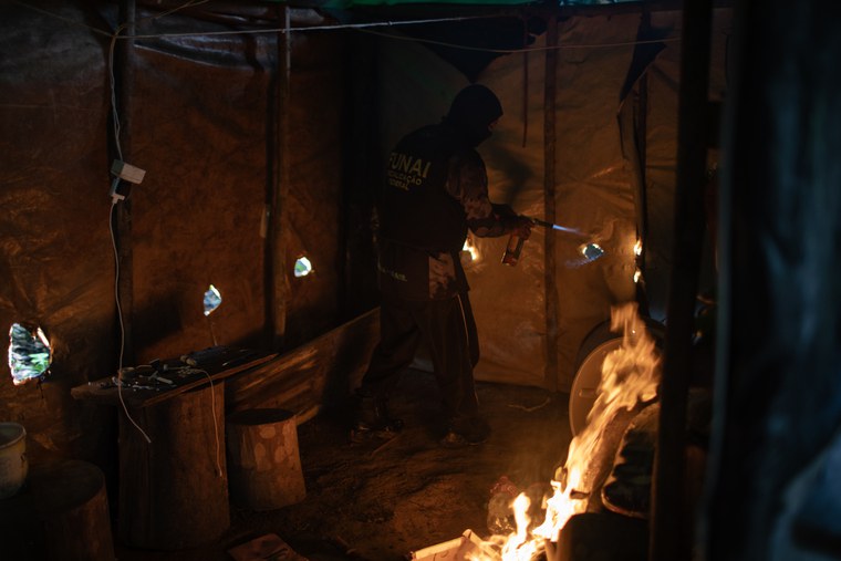 Agente da FUNAI destrói acampamento utilizado por garimpeiros - Foto: Bruno Mancinelle/Casa de Governo