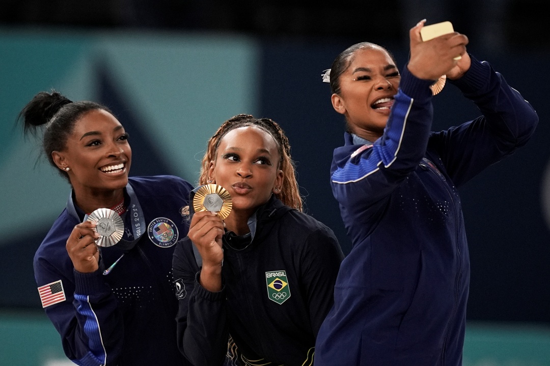 Rebeca entre Biles e Jordan Chiles: no topo: Foto: Alexandre Loureiro / COB