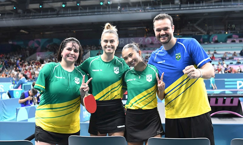 Bruna Alexandre, Bruna Takahashi, Giulia Takahashi e o técnico do time, Jorge Frank: histórica participação. Foto: ITTF World