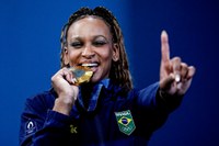 Ouro faz de Rebeca a maior medalhista olímpica do país. Surfe é prata com Tati e bronze com Medina. Bruna Alexandre faz história