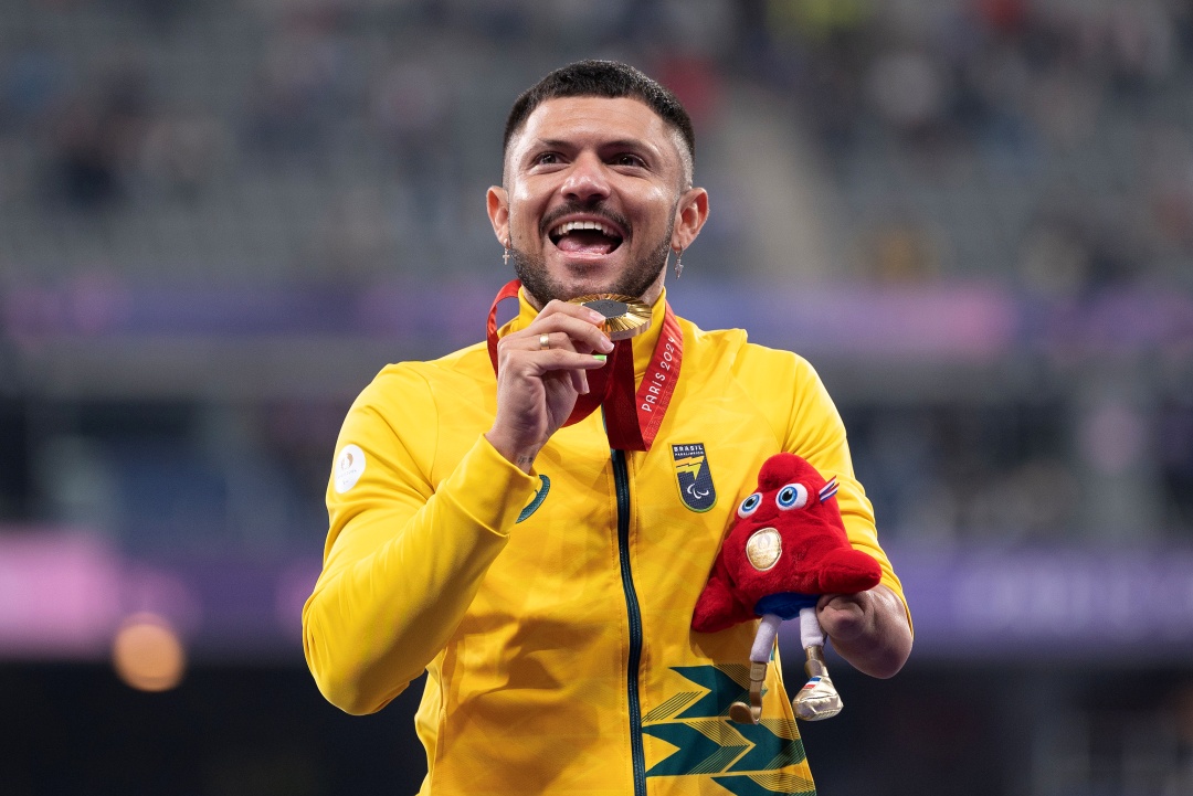 Petrúcio no pódio: terceiro ouro consecutivo nos 100m da classe T47. Foto: Douglas Magno/CPB