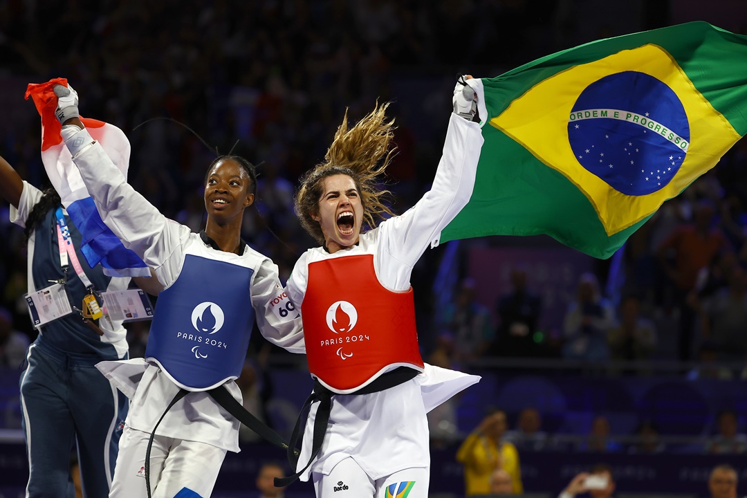 Ana Carolina celebra o título após derrotar atleta da frança no taekwondo. Foto: Silvio Avila/CPB