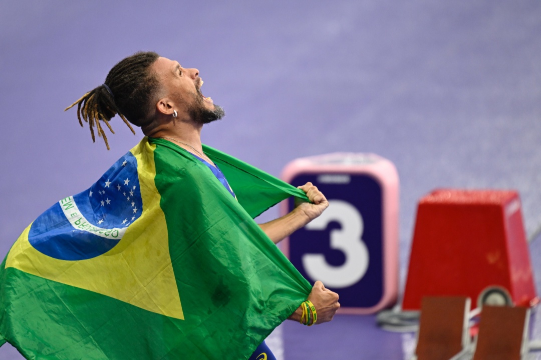 Ricardo Mendonça celebra o ouro nos 100m da classe para atletas com paralisia cerebral. Foto: Wander Roberto/CPB