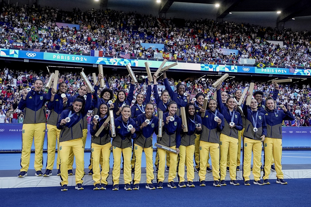 Equipe feminina do futebol celebra a prata no Parque dos Príncipes, em Paris. Foto: Alexandre Loureiro/COB