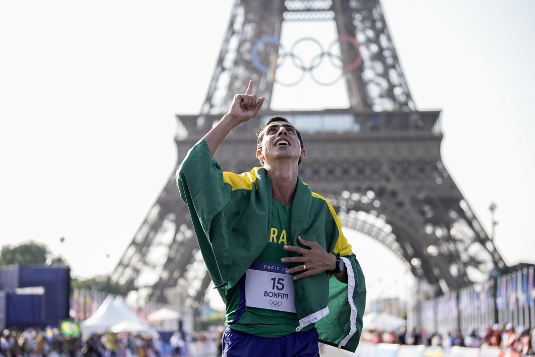 Caio Bonfim celebra a conquista da prata na marcha atlética. Pódio veio na quarta tentativa olímpica. Foto: Alexandre Loureiro / COB