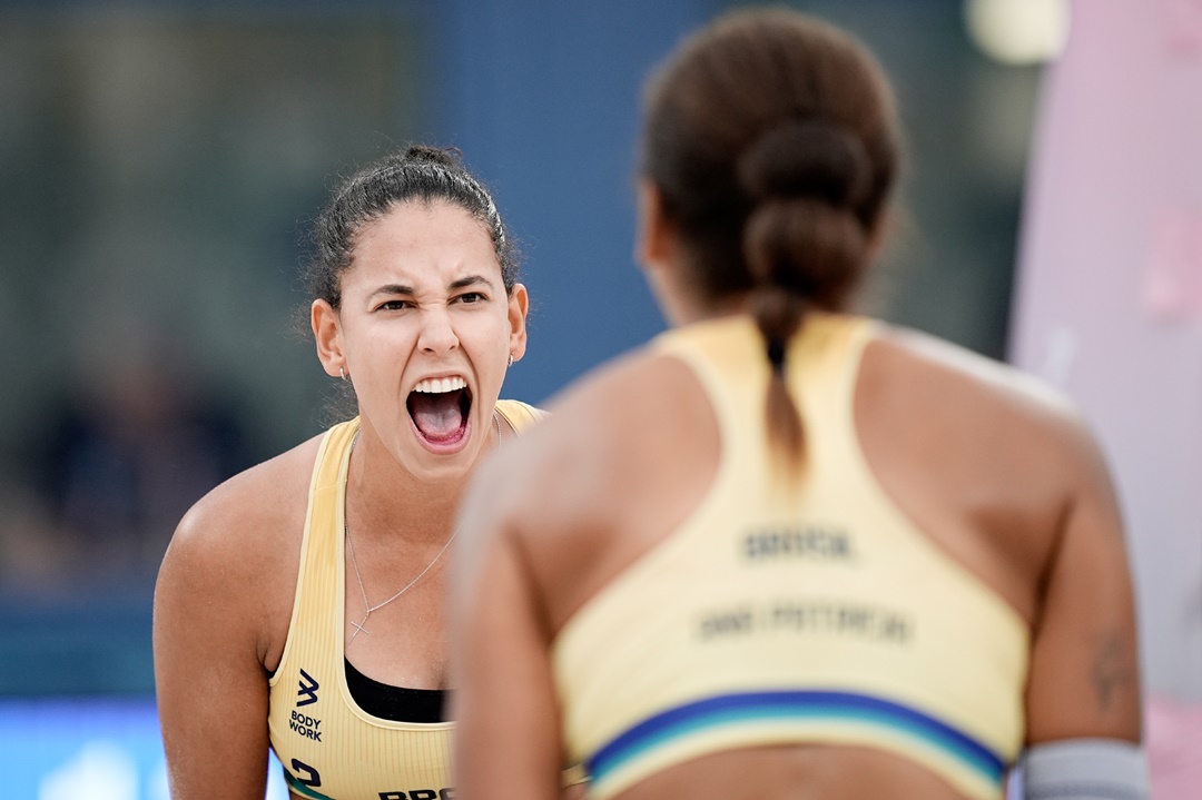 Duda e Ana Patrícia seguem invictas para as oitavas de final no vôlei de praia. Foto: Alexandre Loureiro/COB