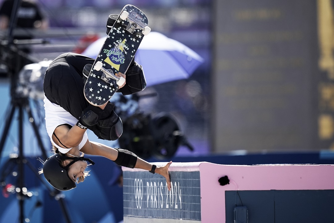 Dora Varella executa manobra durante a competição do skate park em Paris. Foto: Alexandre Loureiro / COB