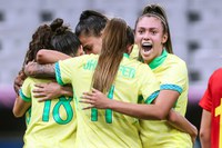 Seleção feminina goleia campeãs mundiais e volta à final após 16 anos. Vôlei chega à semi. Confira o resumo.