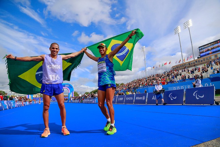 Edneusa Santos e seu guia Alessandro de Souza