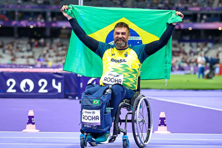 A 400ª medalha brasileira em Jogos Paralímpicos veio com André Rocha, que ganhou o bronze no lançamento de disco da classe F52