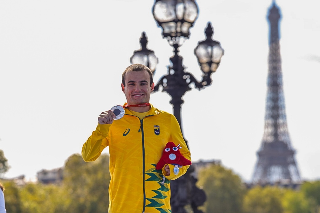 Ronan com a medalha conquistada na prova do triatlo paralímpico. Foto: Alê Cabral / CPB