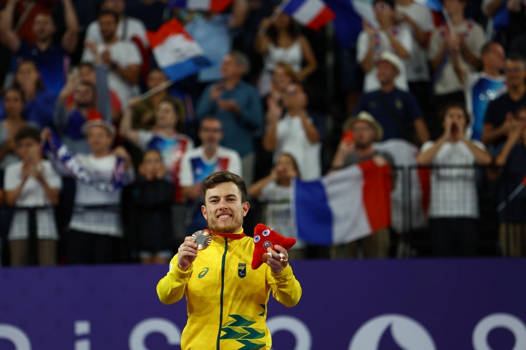 Vitor Tavares celebra o bronze inédito do badminton brasileiro. Foto: Silvio Ávila/CPB