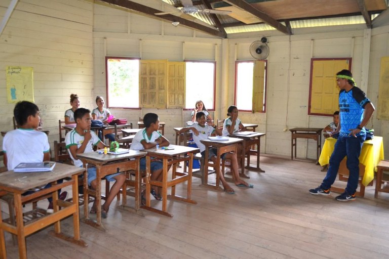 Escola indígena em Mancio Lima.jpg