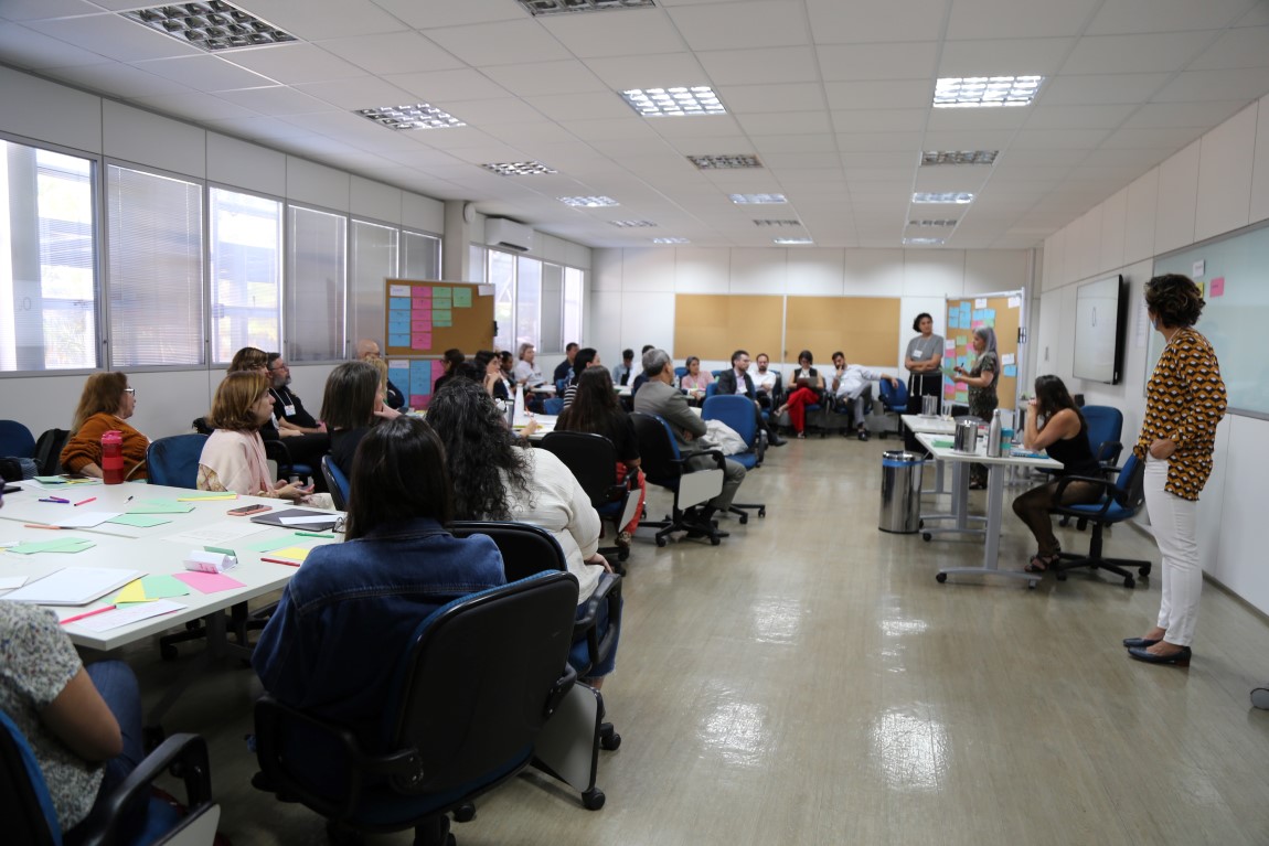 Momento da oficina para construção do guia