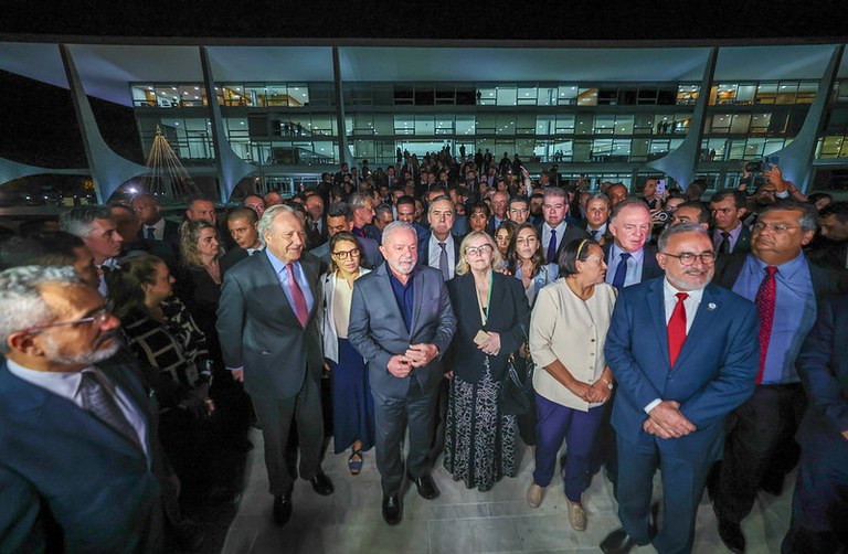 Foto Lula com lideranças políticas no dia do ataque aos Três Poderes