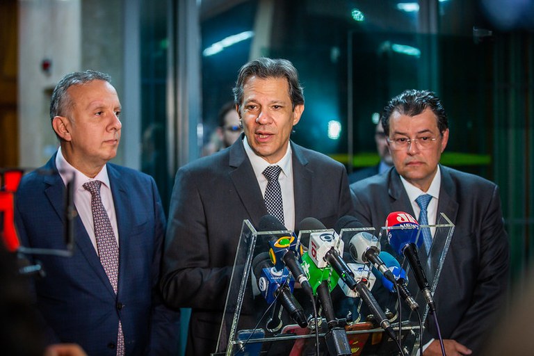 ministro Fernando Haddad e o relator da reforma tributária na Câmara, Aguinaldo Ribeiro, e do Senado, Eduardo Braga