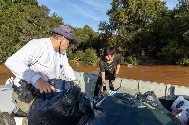 Servidores Ibama trabalham estradas no Rio Grande do Sul