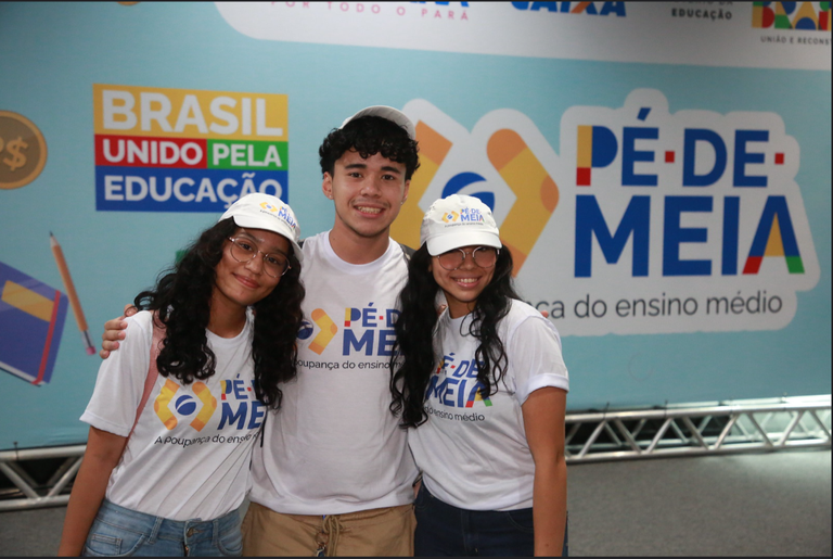 Estudantes no lançamento do programa Pé-de-Meia (Foto: Luís Fortes/MEC)