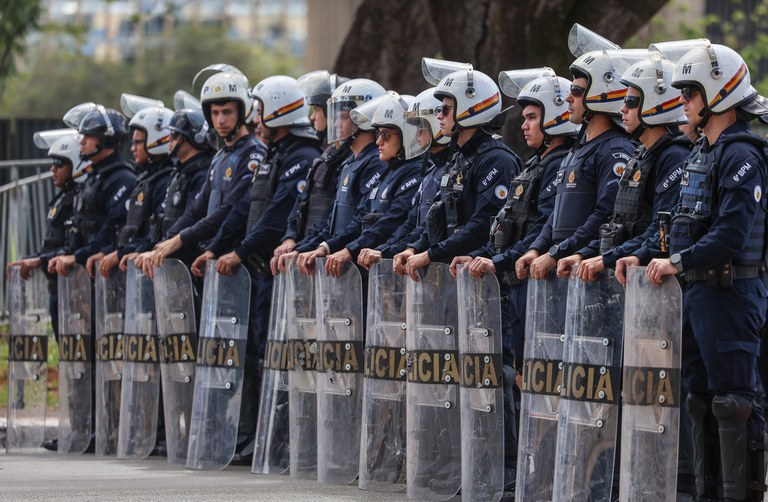 Policiais não foram proibidos de usar armas