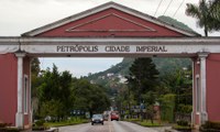 Decreto prorroga a vigência e suspende prazos de convênios e contratos de repasse celebrados com Petrópolis (RJ)