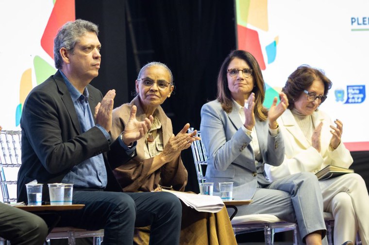 Ministros Márcio Macêdo (Secretaria-Geral da Presidência da República) e Marina Silva (Meio Ambiente e Mudança do Clima) durante plenária em Campo Grande