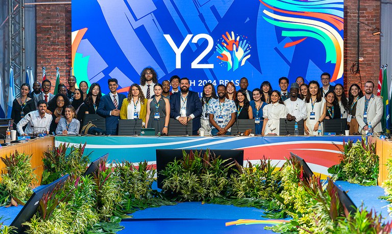 +Chefes de delegações internacionais e governança brasileira do Y20 Brasil posam para foto durante a cerimônia de encerramento. Foto_ Audiovisual G20.jpg