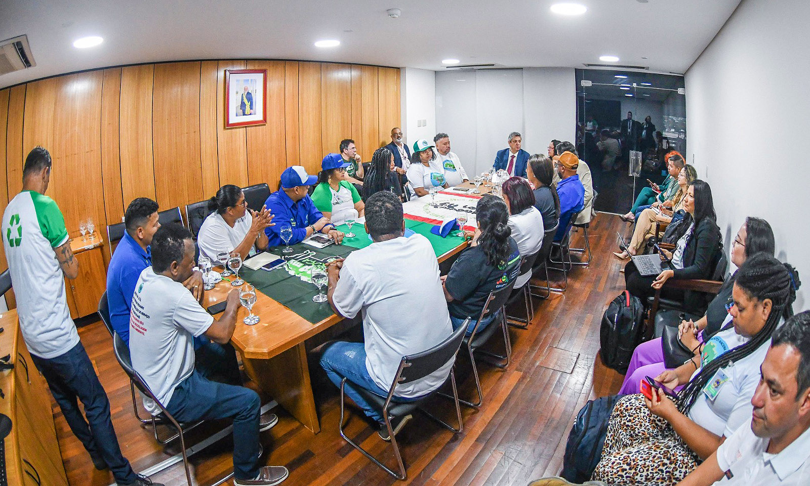 Márcio Macêdo dialoga sobre políticas públicas e inclusão socioeconômica com catadoras e catadores