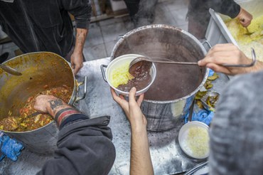 Refeição sendo preparada em Cozinha Solidária do Rio Grande do Sul