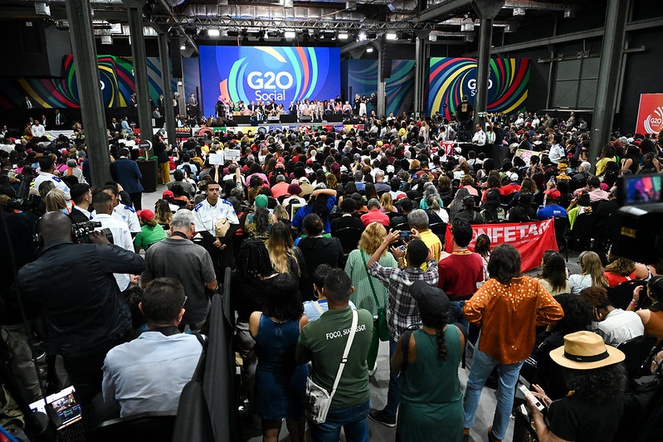 Entrega da Declaração Final do G20 Social junto com Ministros e participantes.