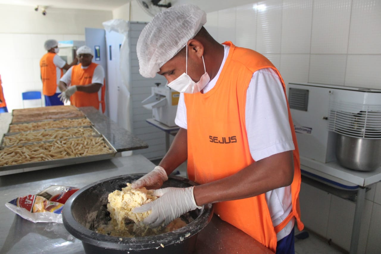 Preso trabalhando em padaria