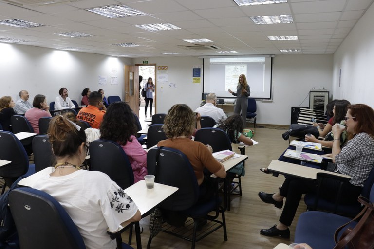 Luana Faria, líder do LA-BORA!gov palestrando sobre Time Volante e Free-LAs