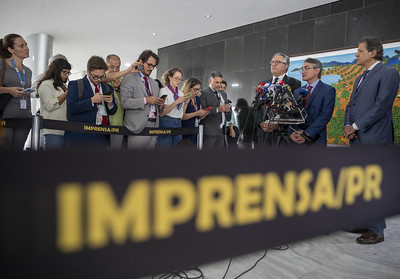 Conselheiro Isaac Sidney fala à imprensa ao lado dos ministros ALexandre Padilha e Fernando Haddad. Foto: Gilmar Ferreira/ASCOM/SRI