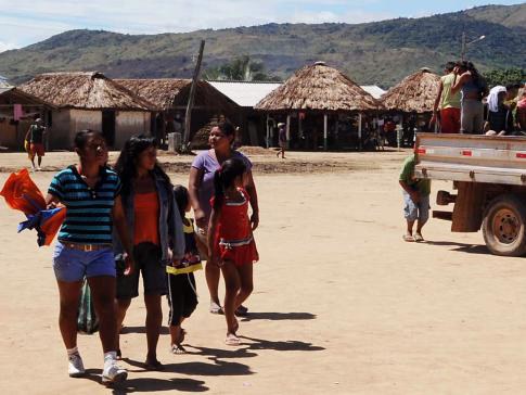 Lideranças da Terra Indígena Raposa Serra do Sol entregaram nesta segunda-feira (15) uma carta de reivindicações ao governo federal (Antonio Cruz/ABr)