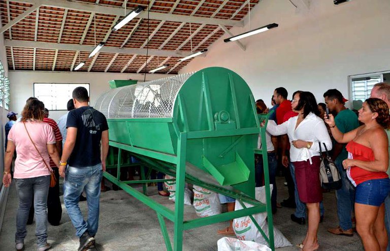 Durante a inauguração da agroindústria assentados e convidados estavam curiosos quanto ao funcionamento dos equipamentos. Foto: Salete Ferreira